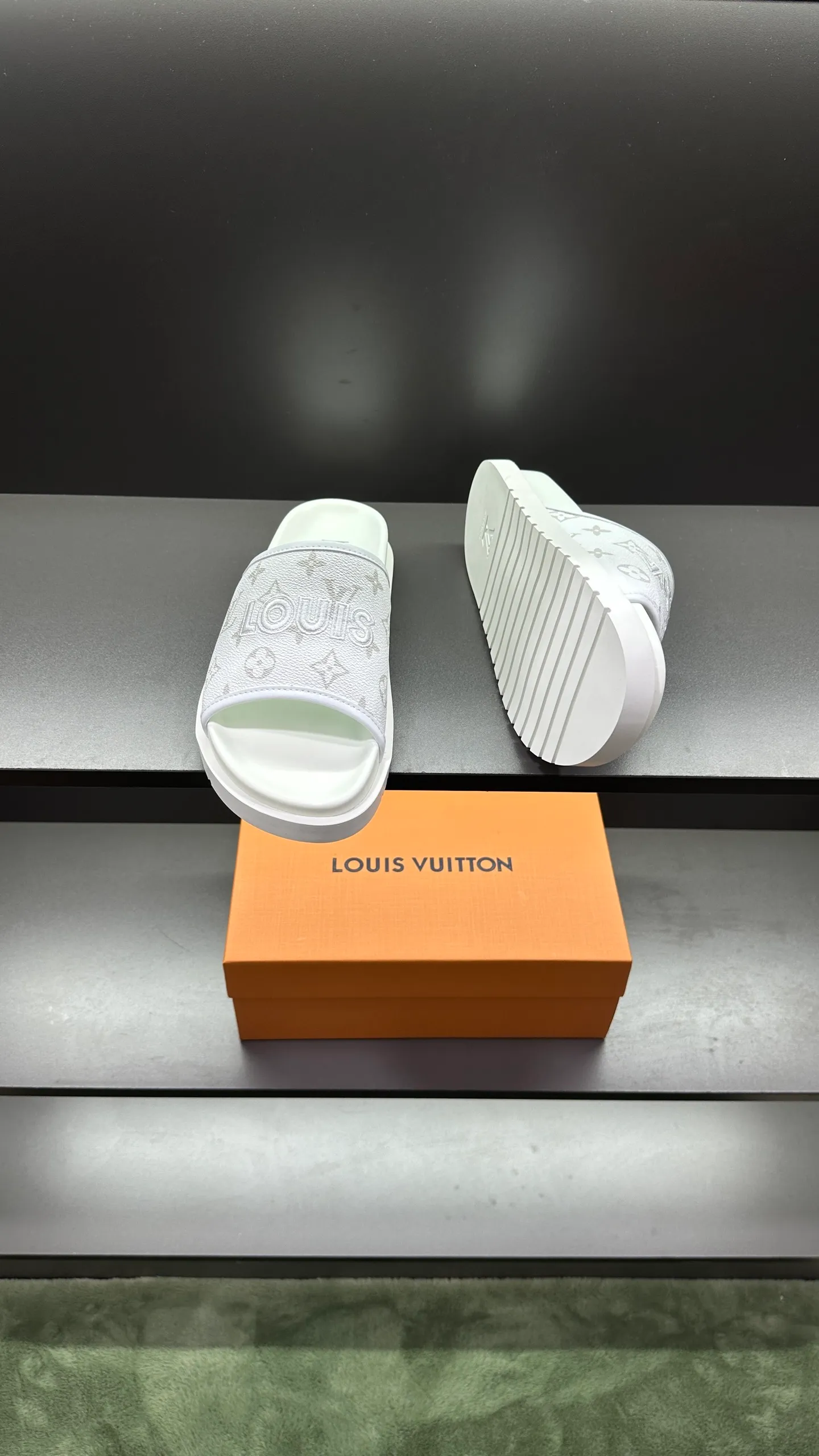 [L Home] P: 300💰Size: 38-45 Top purchasing lv men's summer slippers, classic presbyopia with soft real leather lining, unique color splicing effect, distinctive personality, fashionable and trendy essential style, light and comfortable. Lightweight and tough rubber insole, micro ridged foam outsole, super comfortable!
